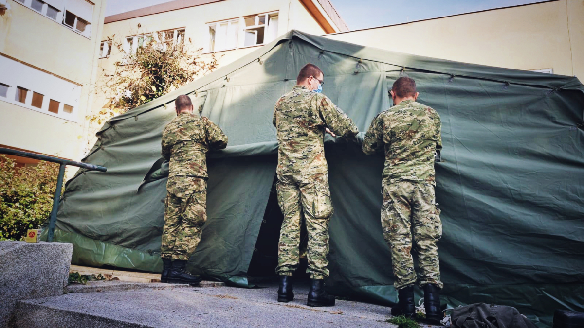 Vojska počela postavljati šatore ispred varaždinske bolnice