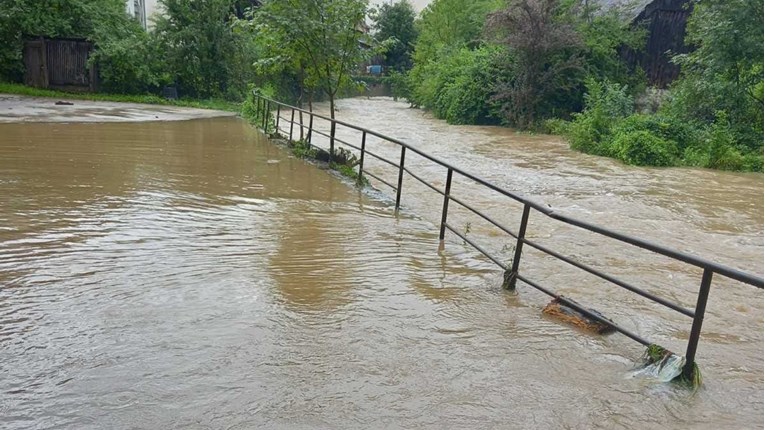 FOTO Bujične poplave u Čabru. Izlila se rijeka, umalo uništena brana...