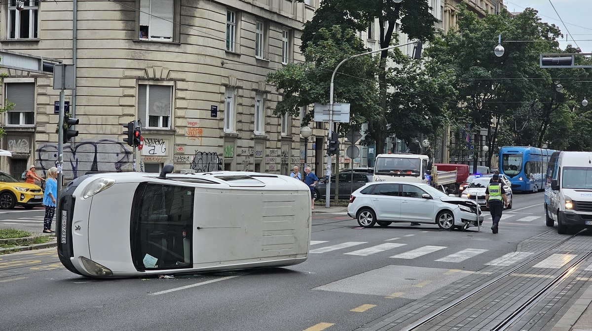 FOTO Nesreća u Zagrebu, kombi završio na boku