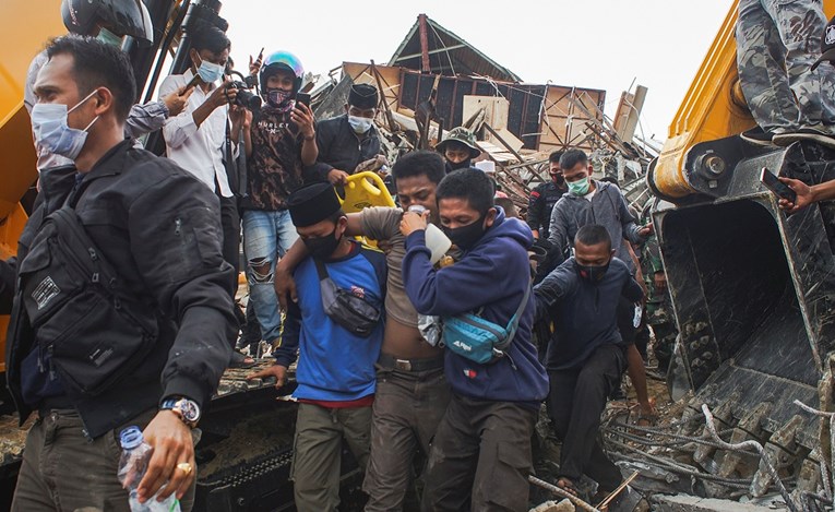 U potresu na indonezijskom otoku najmanje 67 poginulih, stotine ozlijeđenih