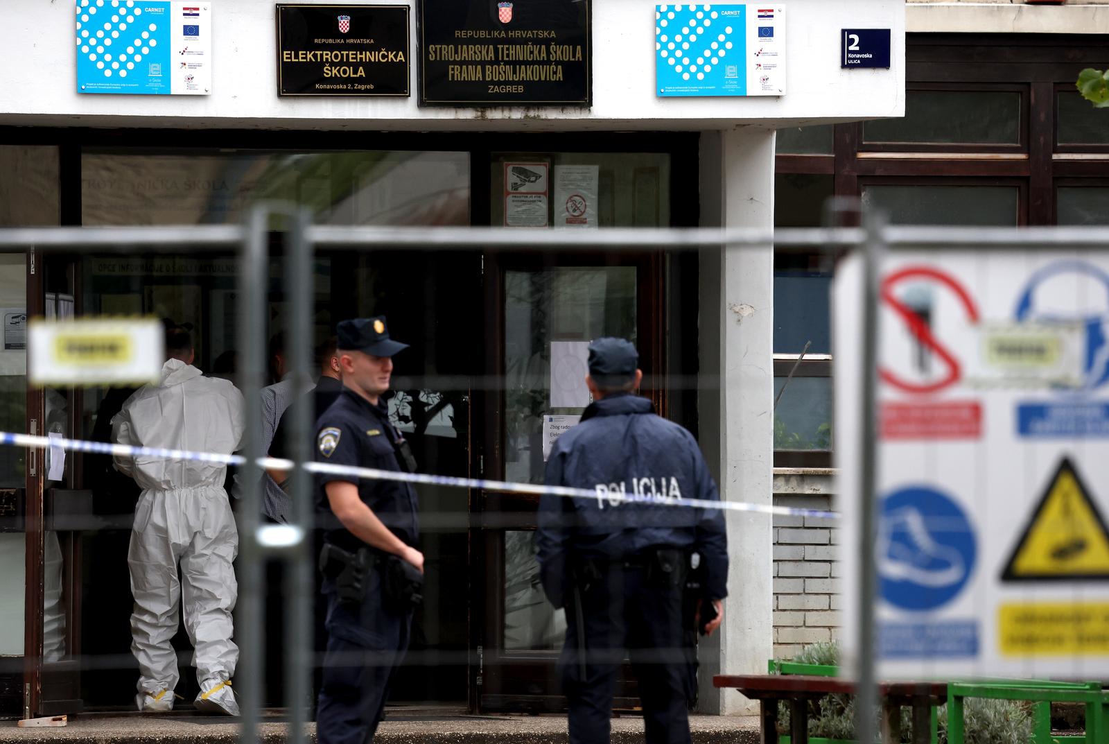 Tko čuva djecu u školama? Bakice i djedovi i to za smiješnu plaću