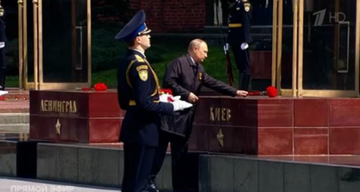 VIDEO Putin polaže cvijeće na spomenik Kijevu. U isto vrijeme u Kijevu svira uzbuna