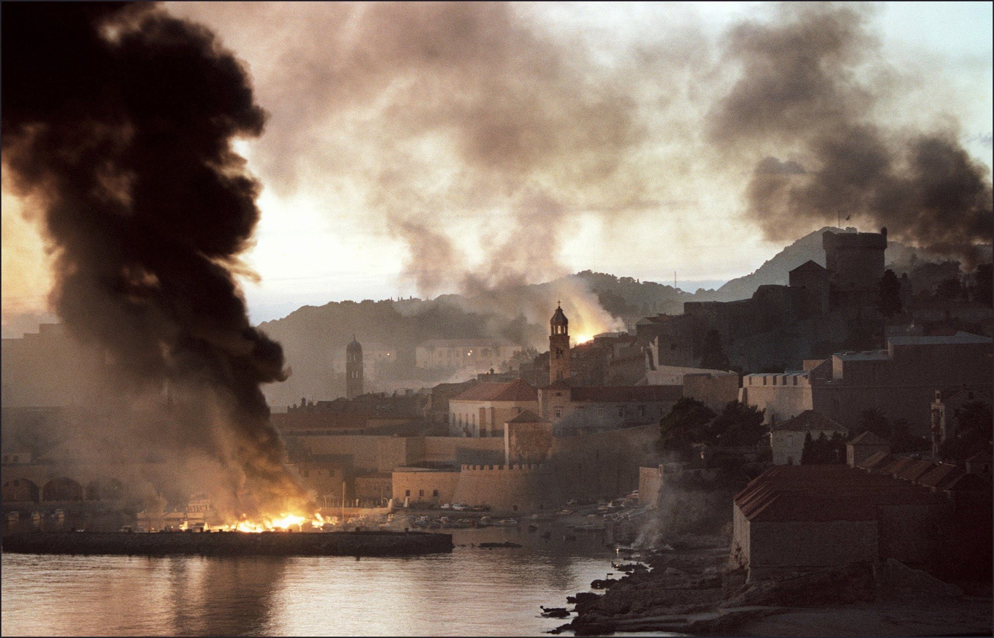 Na fotografiji: Granatiranje Dubrovnika 12. 11. 1991.