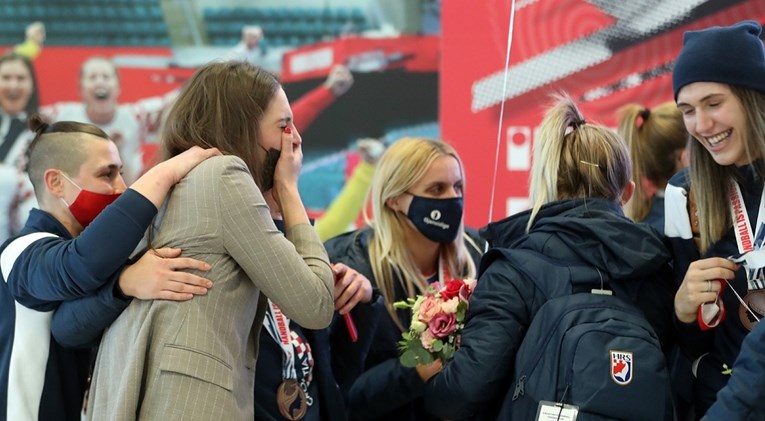 Hrvatske rukometašice svojoj su kapetanici donijele medalju. Rasplakala se od sreće