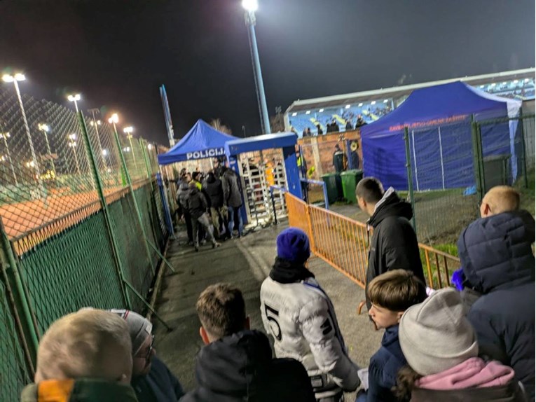 Navijači Osijeka bijesni zbog tretmana u Vinkovcima. Prozvali su redare i policiju