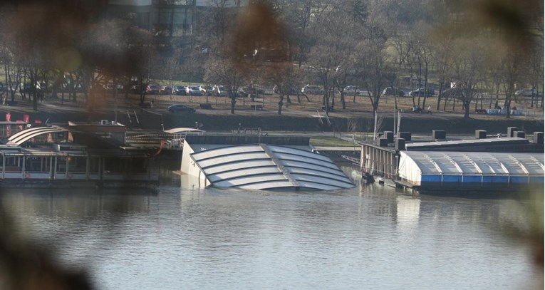 FOTO Beogradski splav Freestyler će uskoro potpuno potonuti