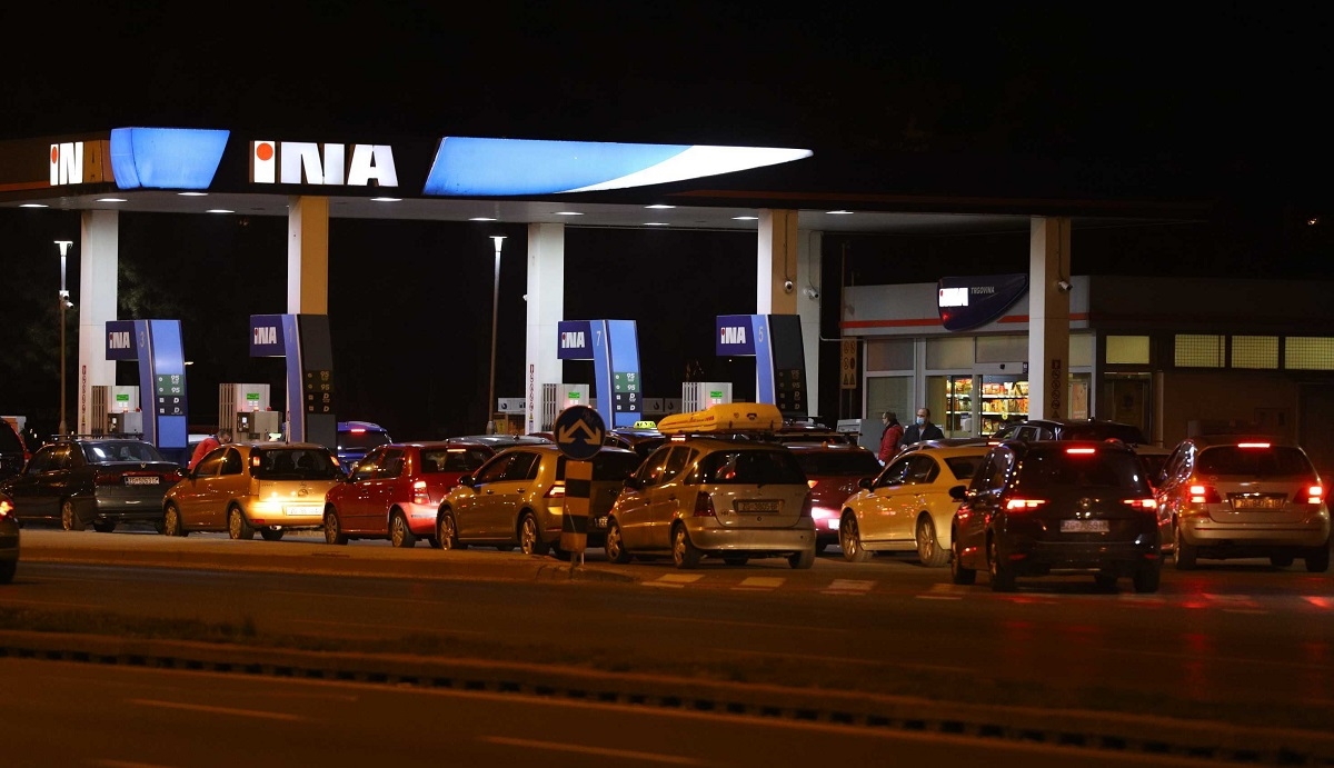 VIDEO Jako poskupljuje gorivo, pogledajte gužve na benzinskim postajama