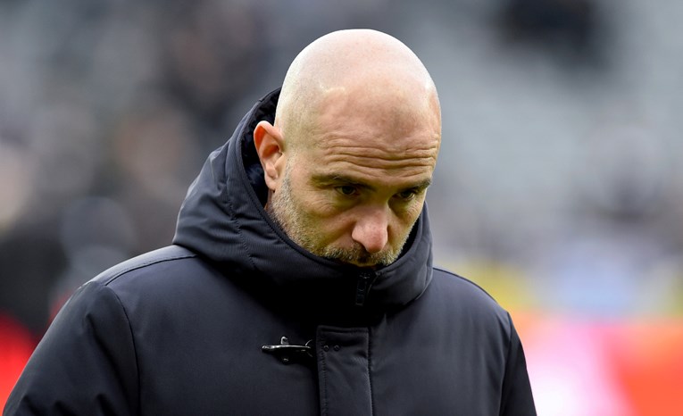 Chelsea smijenio trenera