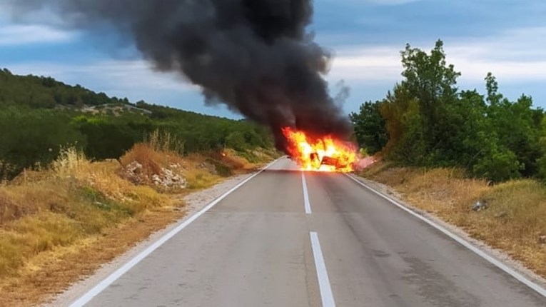 VIDEO Nesreća kod Vodica: Auto udario u zid i izgorio, vozačica se izvukla