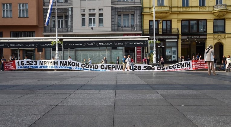 U centru Zagreba izvjesili ogroman transparent protiv cijepljenja