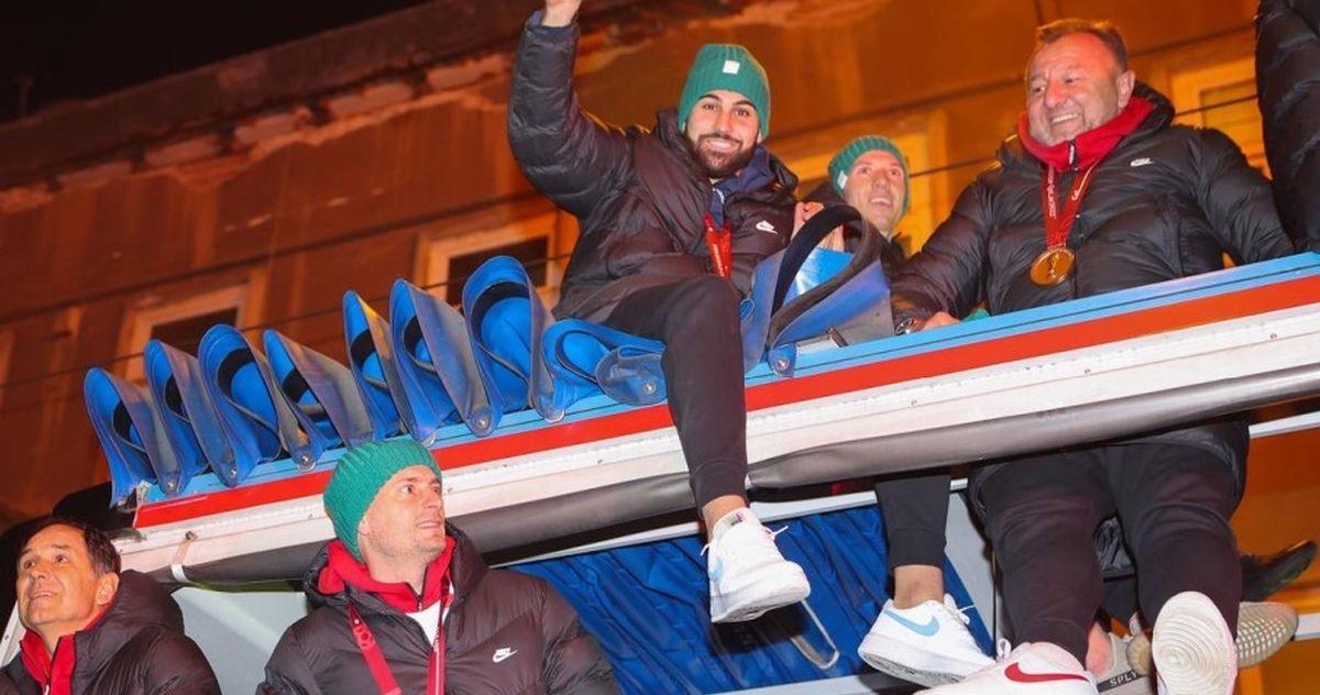 Joško Gvardiol na Instagramu podijelio neviđenu fotku s dočeka Vatrenih