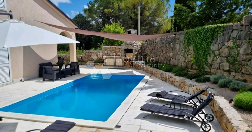 Top oglasi za nekretnine: Obnovljena kuća s bazenom na otoku Krku