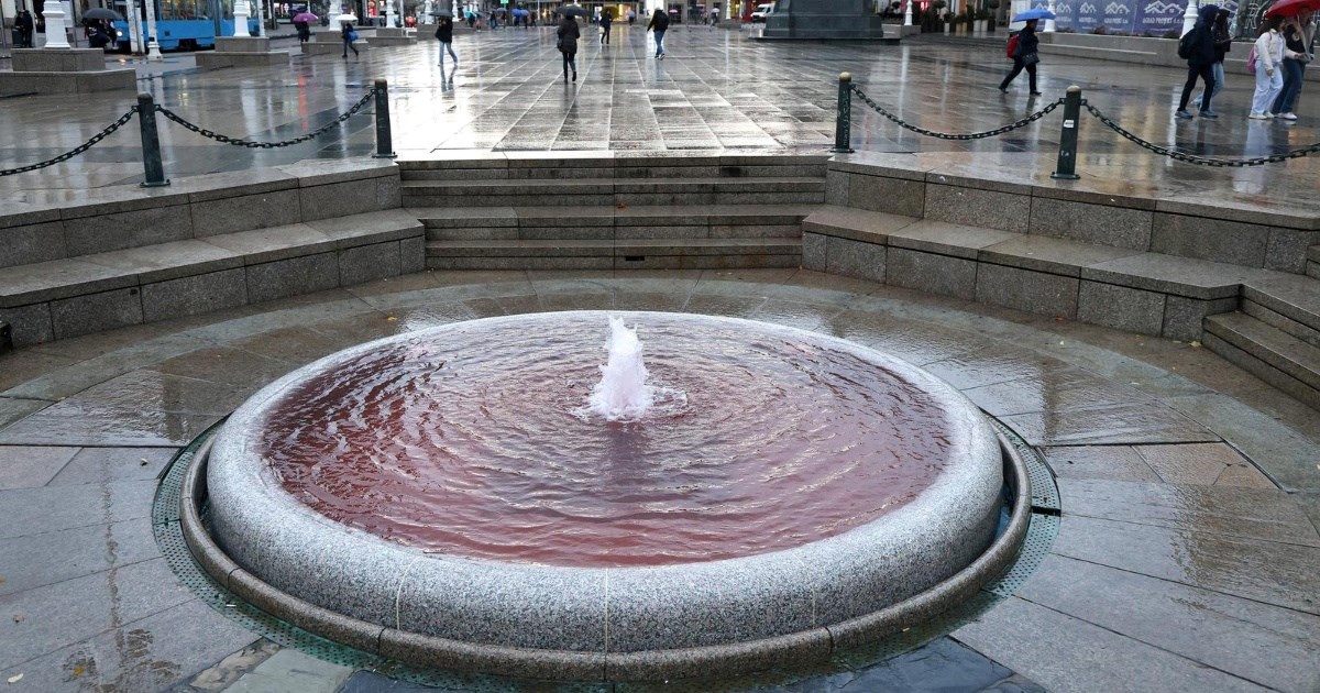 Neobičan prizor na Trgu bana Jelačića: Manduševac obojen u crveno