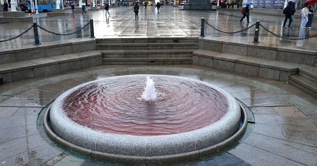 Zagrepčane jutros iznenadio crveni Manduševac, radnici već čiste fontanu