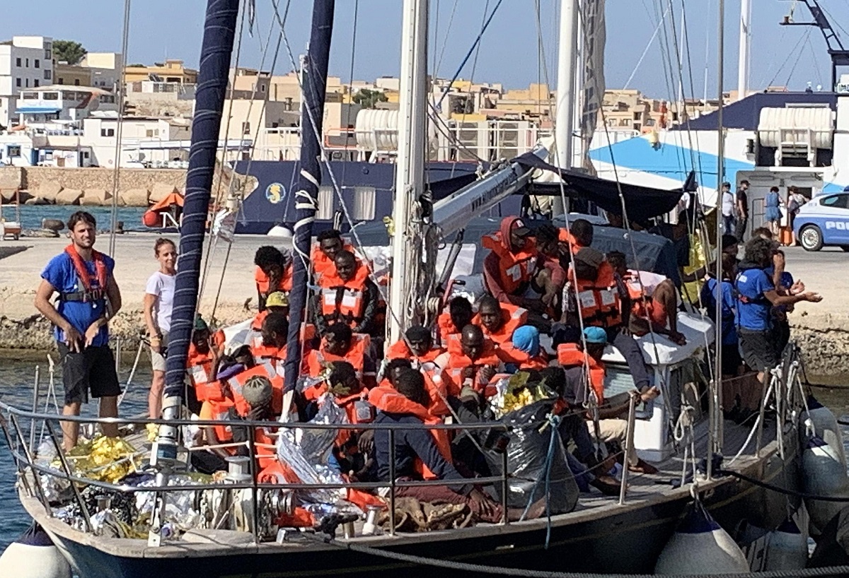 Brod s migrantima pristao u talijansku luku unatoč zabrani
