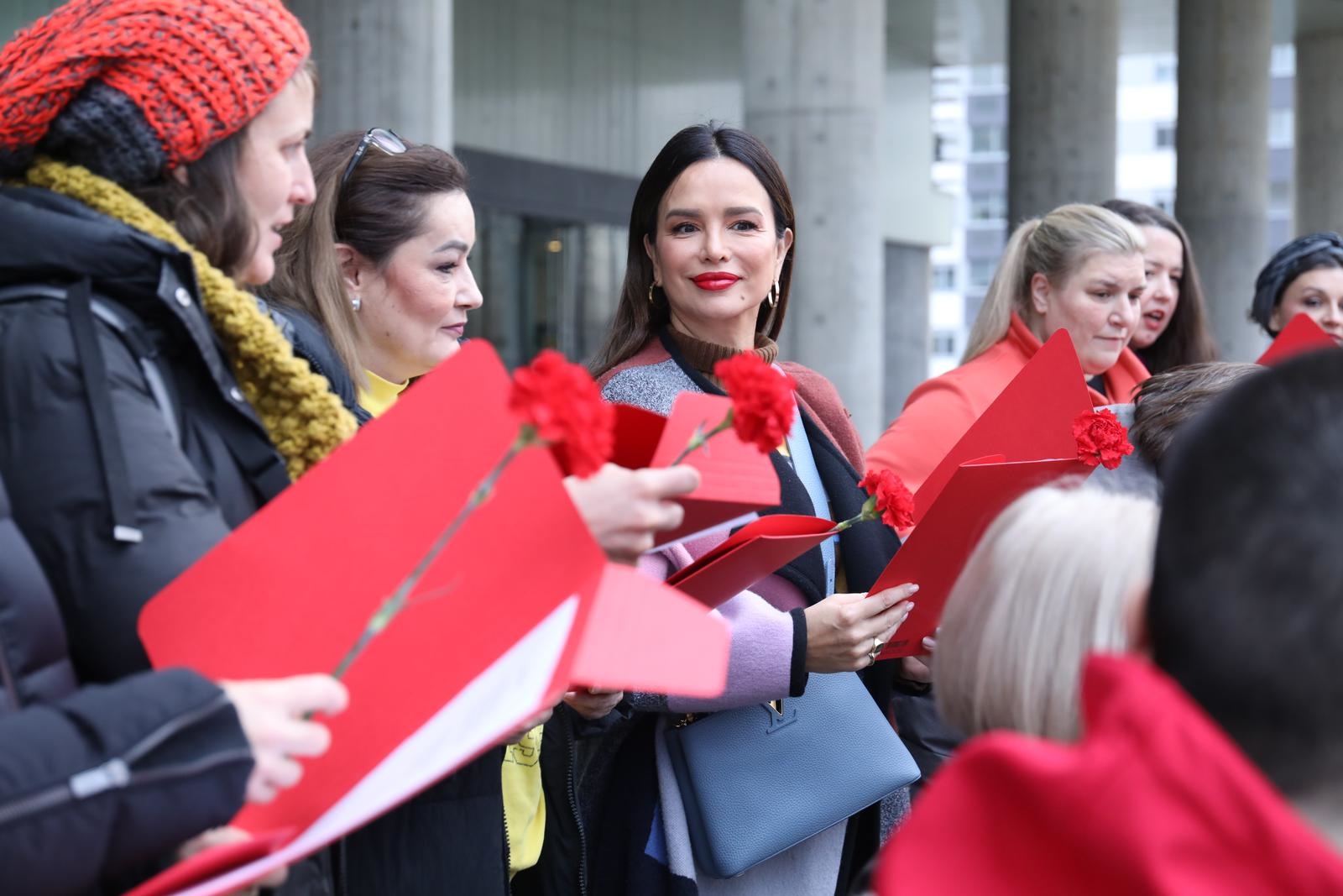 Severina uz zbor udruge Domino izvela feminističku verziju Lijepe Naše pred MSU-om