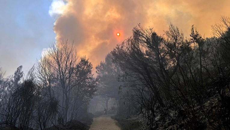 Požar kod Solina pod kontrolom, vatrogasci će dežurati tijekom noći