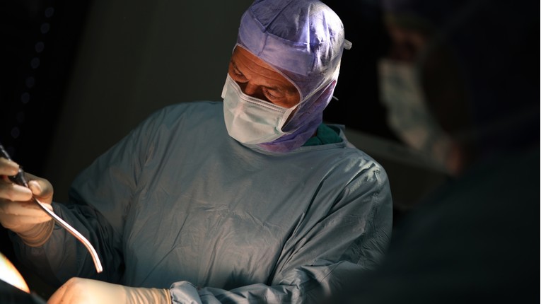 Minimalno invazivna kirurgija - doc. Miškulin operira kroz rez manji od centimetra