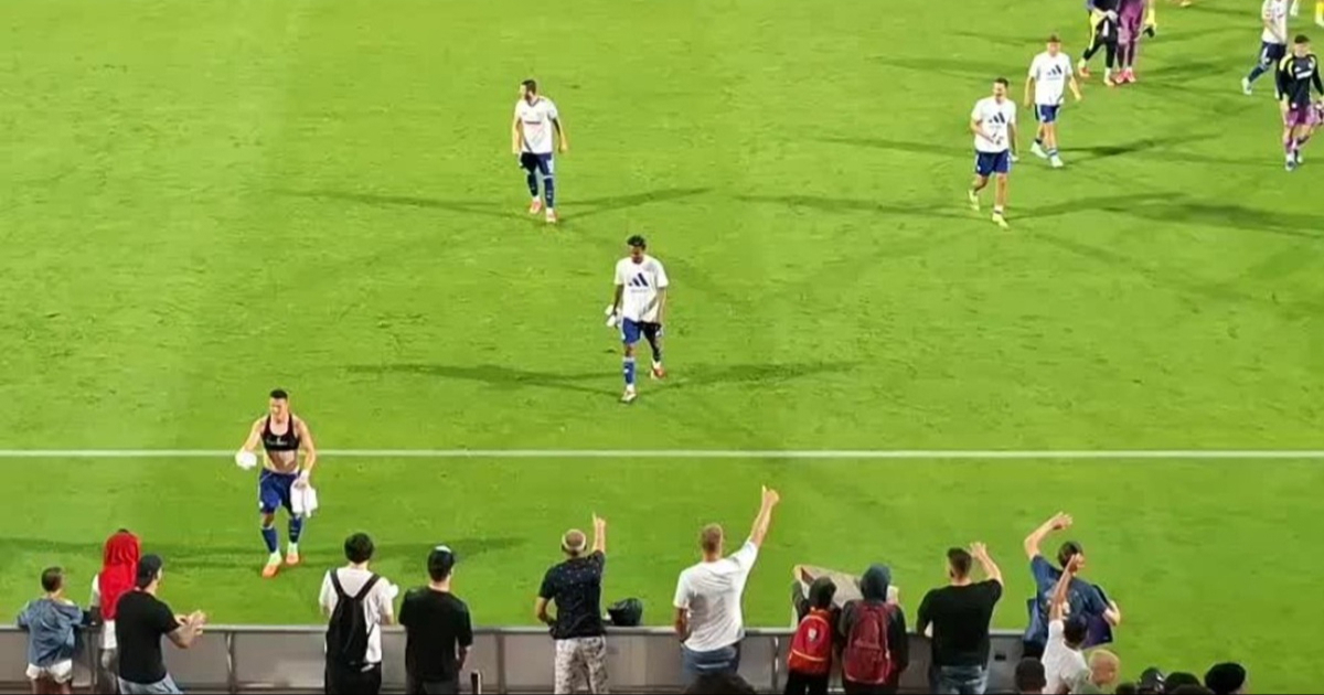 VIDEO Navijači Hajduka tražili dresove. Dva igrača se odazvala