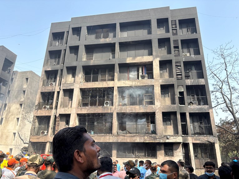 Ramila: Moj sin doktor skočio je s drugog kata zgrade nakon što je na nju pao avion