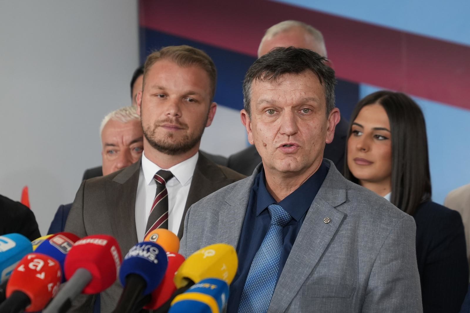 U nedjelju se ponavljaju izbori za predsjednika RS za 84.000 birača, utrka tijesna