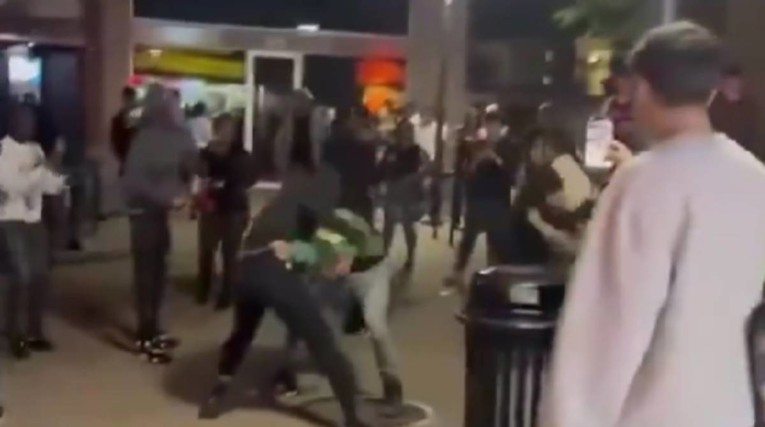 VIDEO Masovna tučnjava u SAD-u prerasla u pucnjavu s petero ranjenih