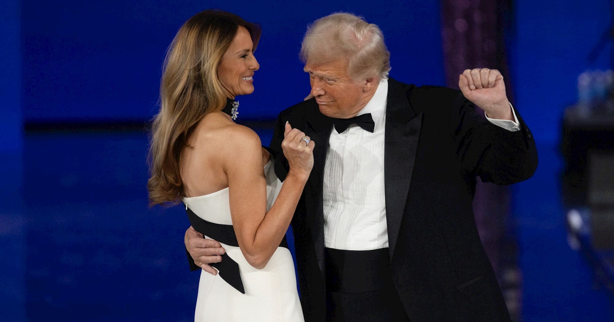 Donald i Melania plesali na balu, prva dama zablistala u bijeloj haljini i smijala se