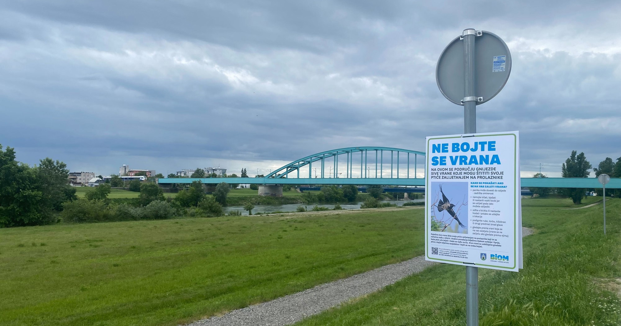 Na nasipu u Zagrebu osvanula važna upozorenja o vranama: "Ne bojte se"