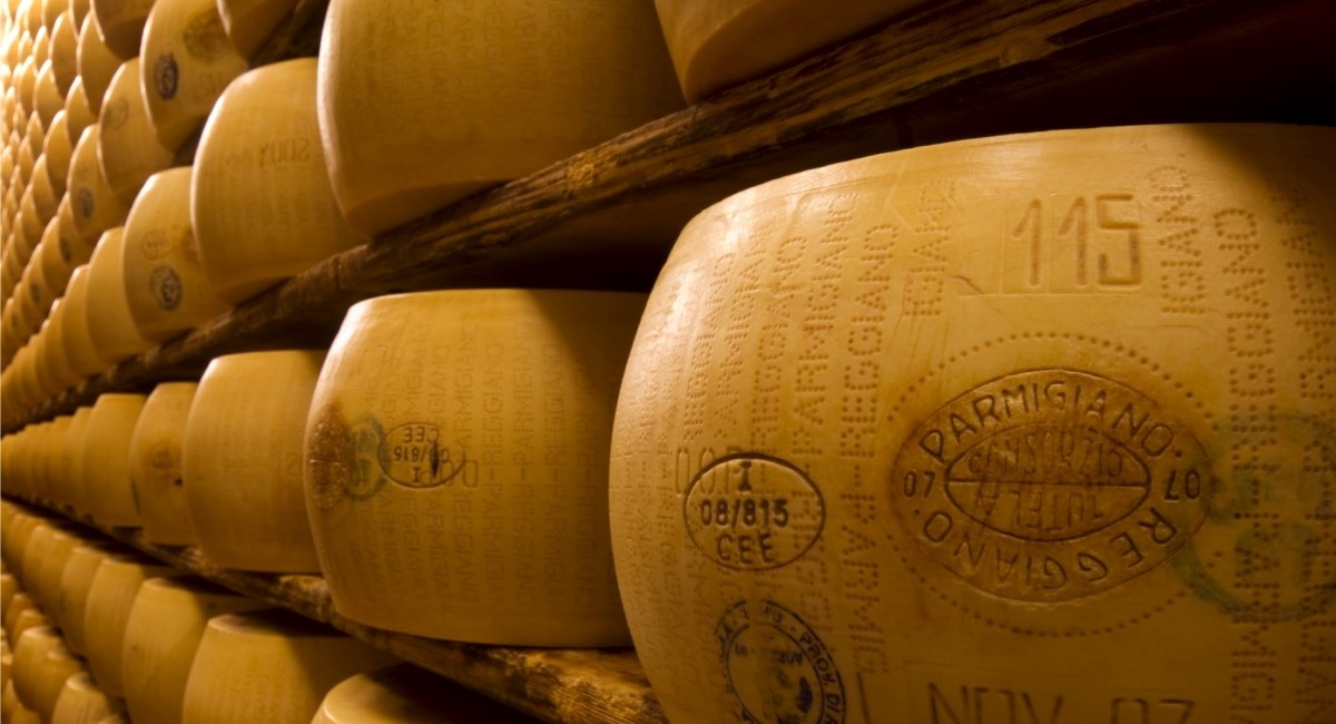 Banka u Italiji kao zalog za kredit uzima kolutove Parmigiano Reggiano sira