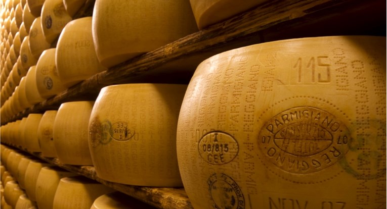 Banka u Italiji kao zalog za kredit uzima kolutove Parmigiano Reggiano sira