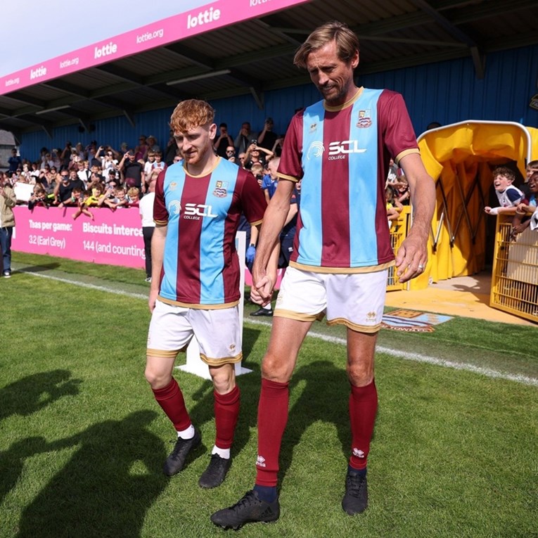 Peter Crouch odradio kaznu. Primio je za ruku i izveo nogometaša na teren