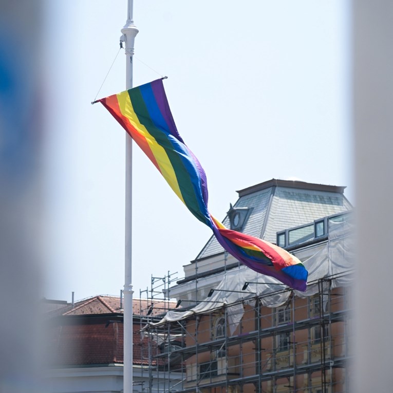 Na Trgu bana Jelačića postavljene zastave za Povorku ponosa
