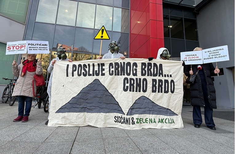 Prosvjed ispred ministarstva. "Hitno obustavite dovoz troske u Sisak"