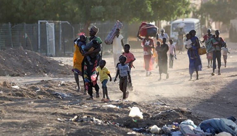 Civili bježe iz glavnog grada Sudana: "Činim sve da moja djeca ne vide trupla"