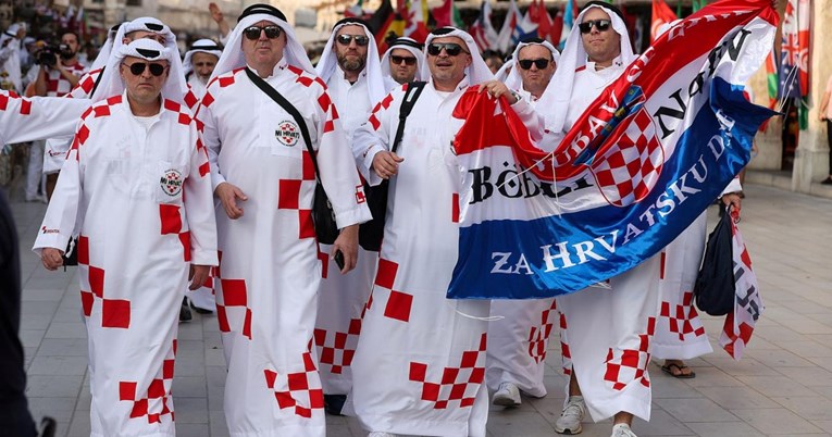 Šou Hrvata u Kataru. Spojili tradicionalnu katarsku odjeću i crveno-bijele kvadratiće