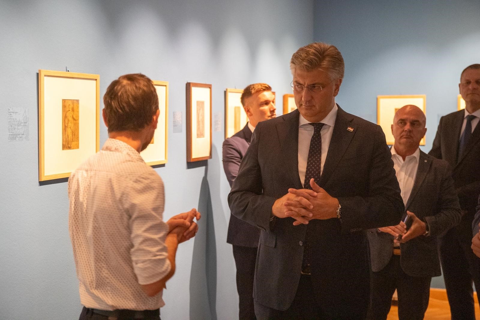 Plenković sa svitom HDZ-ovaca došao na izložbu. Evo kako je to prošlo