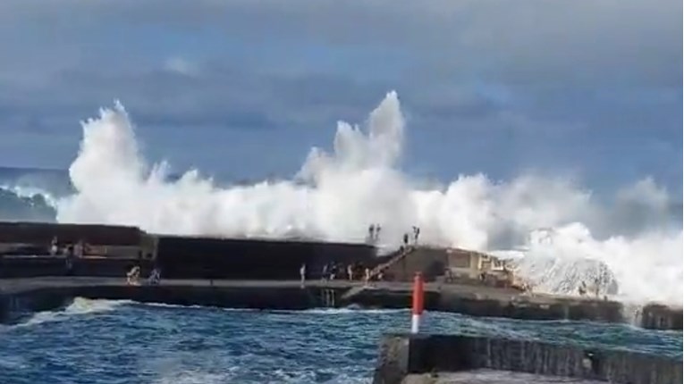 Valovi povukli ljude u more na Tenerifima. Dvoje mrtvih, 15 ozlijeđeno