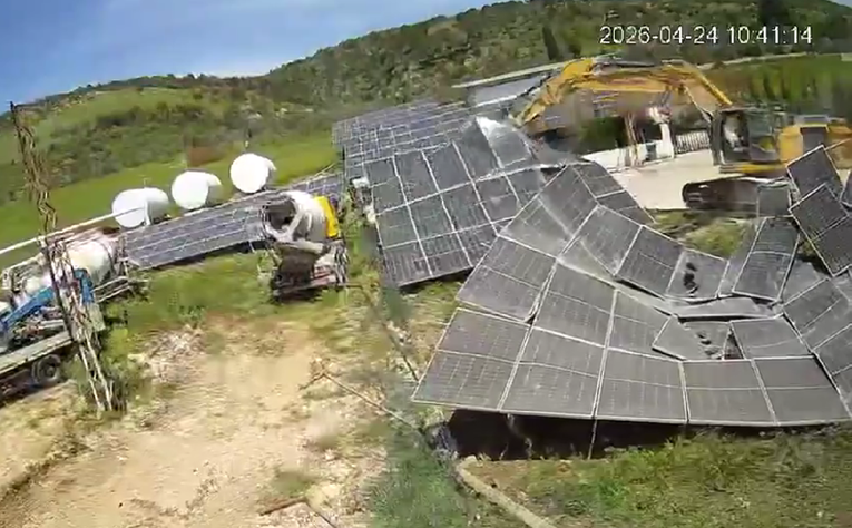 VIDEO Izraelska vojska bagerima uništila solarne panele u kršćanskom selu u Libanonu