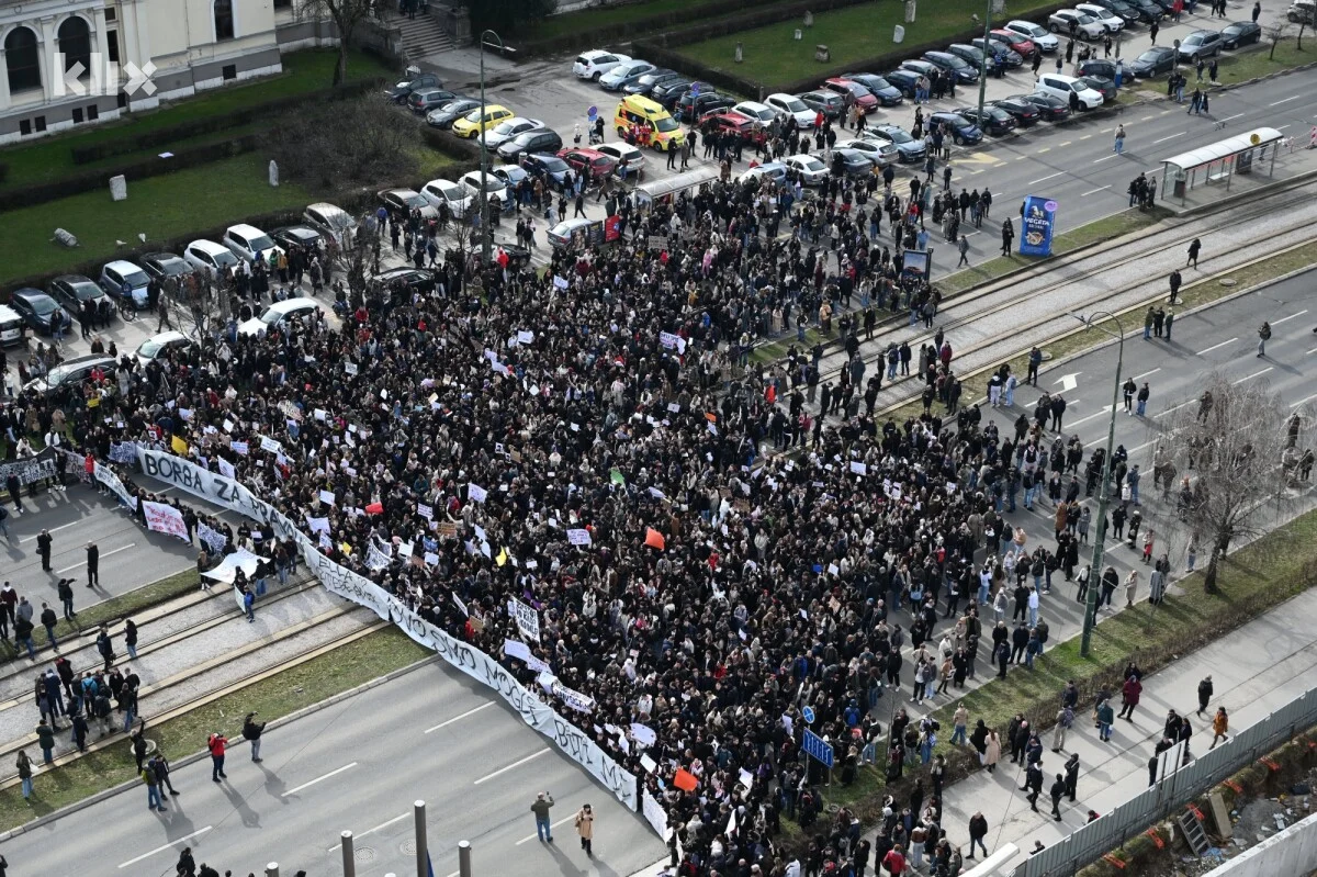 FOTO Tisuće prosvjeduju u Sarajevu. Bolna poruka na mjestu gdje je poginuo Erdoan