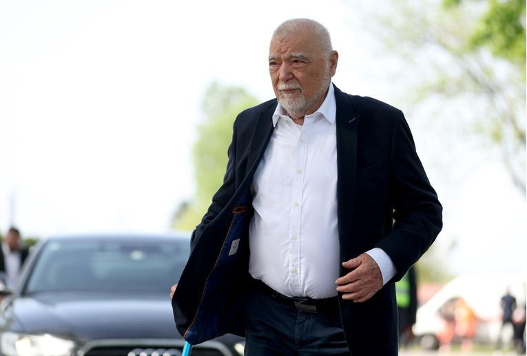 Stjepan Mesić: Premijer se ode pokloniti jednom NDH nostalgičaru. To je sramotno