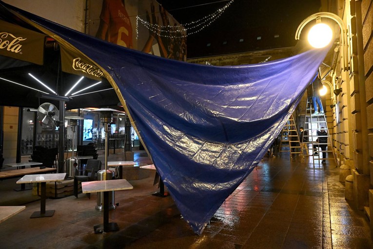VIDEO Ovako ugostitelji na zagrebačkoj špici pokušavaju spasiti Badnjak od kiše