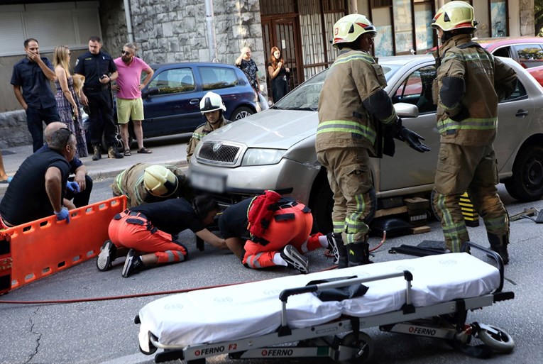 Pješak završio pod autom u Splitu, izvlačili ga vatrogasci