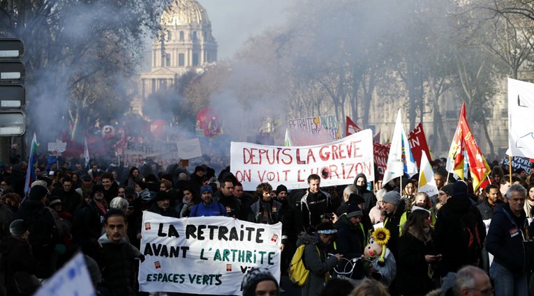 Francuzi štrajkali i šesti dan zbog mirovinske reforme, vlada ne odustaje od nje
