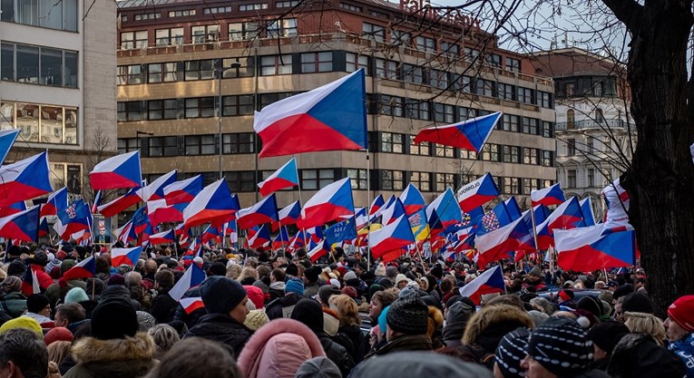 Tisuće prosvjednika na ulicama Praga: "Prekinite pružati vojnu potporu Ukrajini"