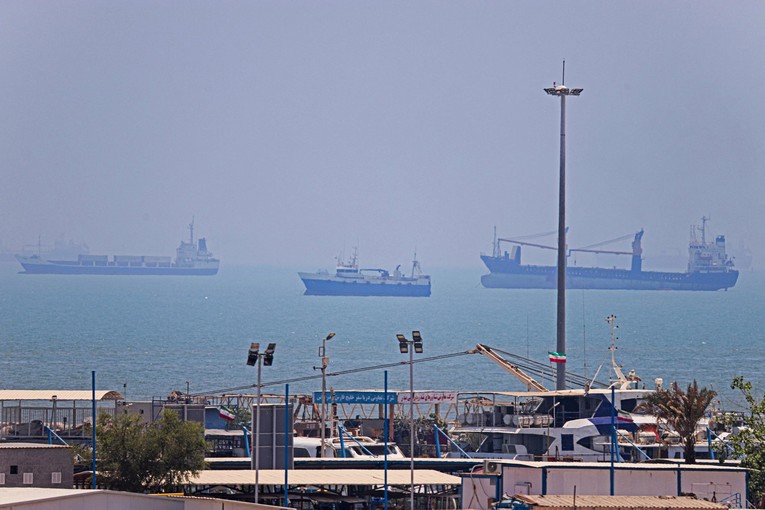 Iran: Zatvorili smo Hormuz; Trump zaprijetio, Vance krenuo za Švicarsku na pregovore