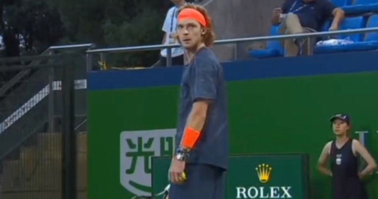 VIDEO Ruskom tenisaču smetalo što navijač jede. Sudac: Molim vas, prestanite