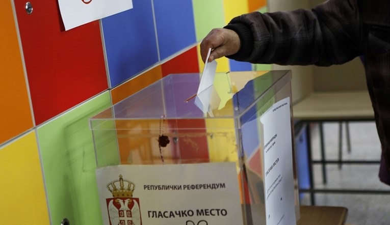 Ženi iz Srbije sin umro prije 18 godina, dobila rješenje da je na popisu birača