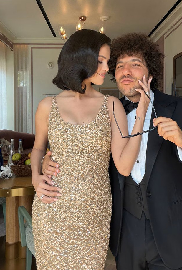 Selena Gomez na vjenčanju Taylor Swift nosila pripijenu zlatnu haljinu s kristalima