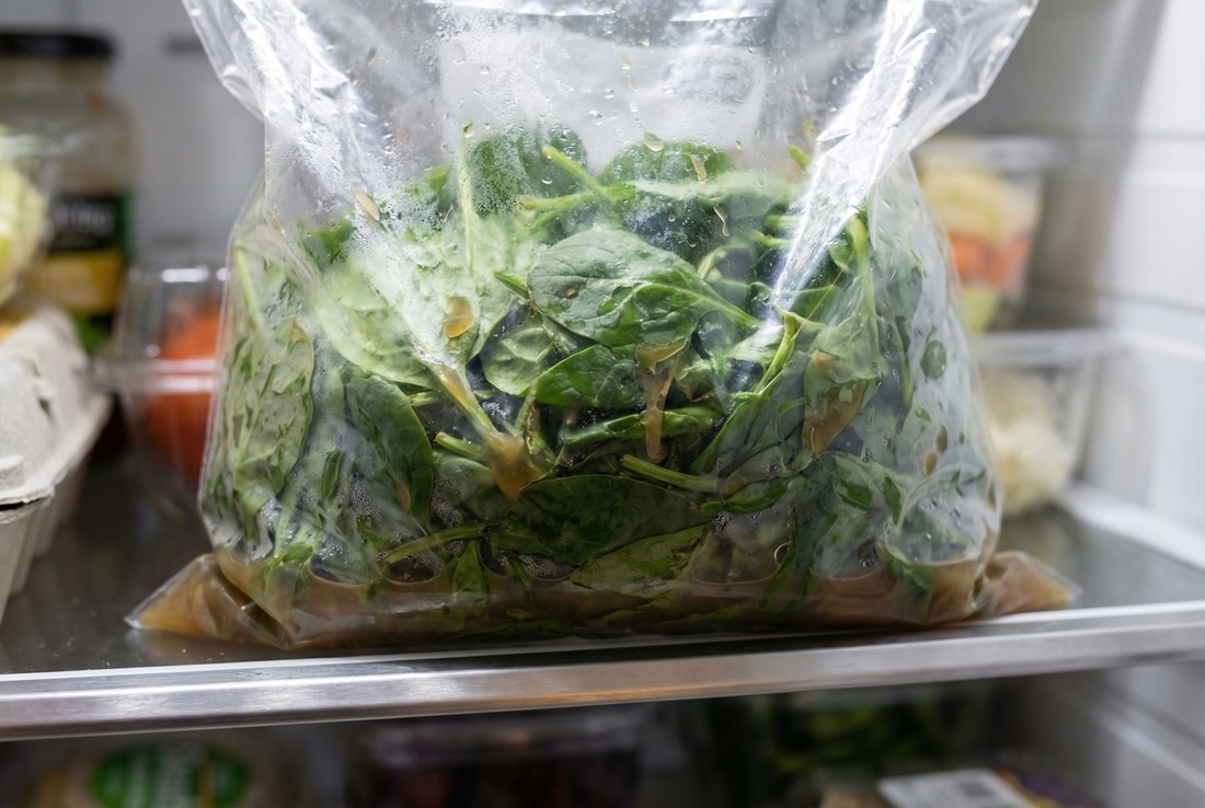 Kupujete špinat u vrećici? Onda ste sigurno primijetili onu smećkastu tekućinu