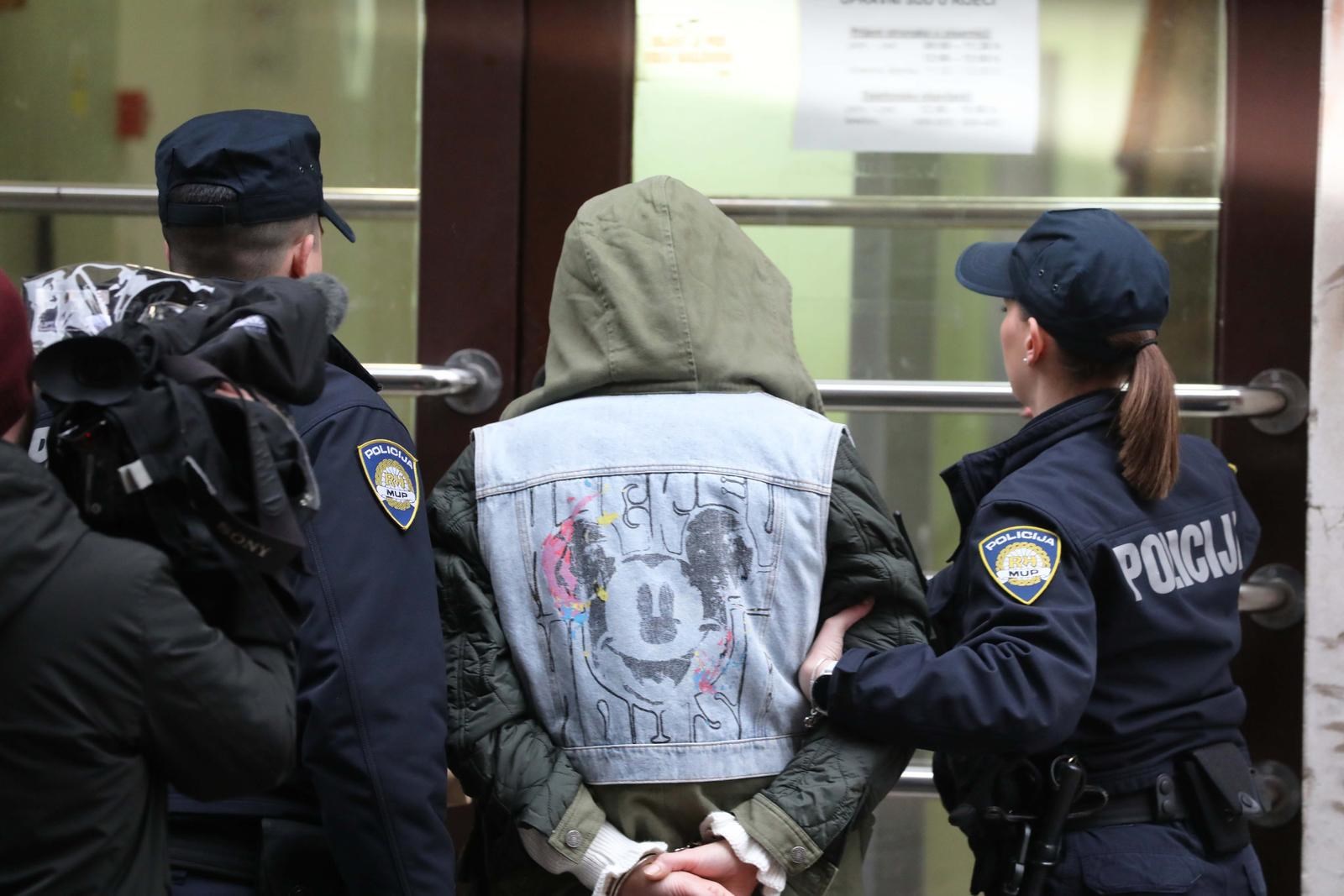 Ispitan bivši maneken. S curom i ocem vodio lanac preprodaje droge i prao novac